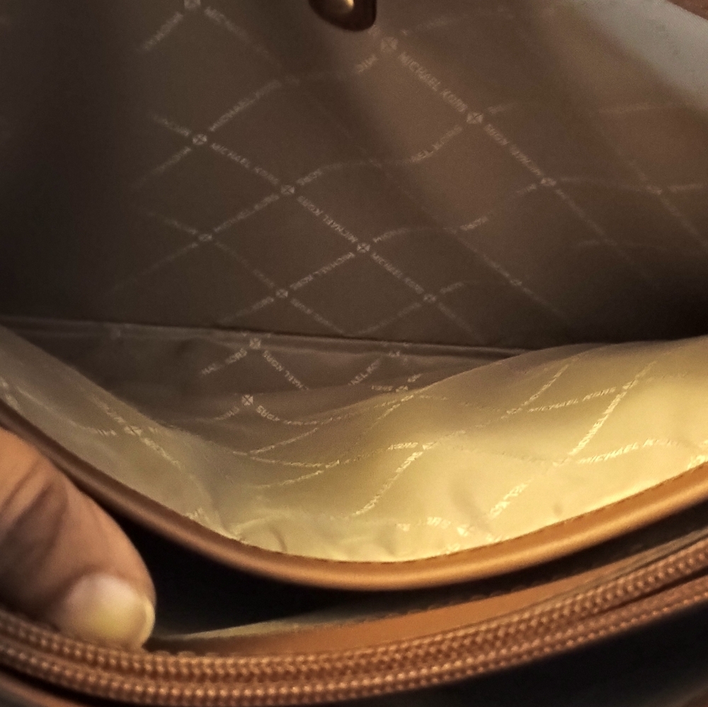 Micheal Kors Saffiano Leather Jet Set Travel tote- Authenticated Brand New - Picture 9 of 17
